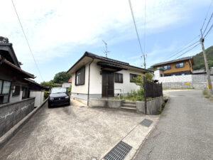 手前側　建物